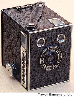 Kodak Six-20 Brownie Junior (Super Model portrait 3-4ft) Camera